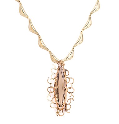 Lot 458 - □ SMOKY QUARTZ BROOCH / PENDANT AND GOLD CHAIN