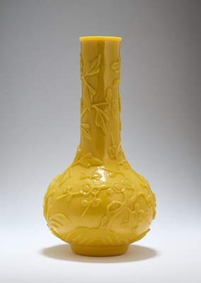 Lot 91 - A CHINESE CARVED OPAQUE LEMON-YELLOW GLASS BOTTLE VASE, LATE QING DYNASTY, 19TH CENTURY