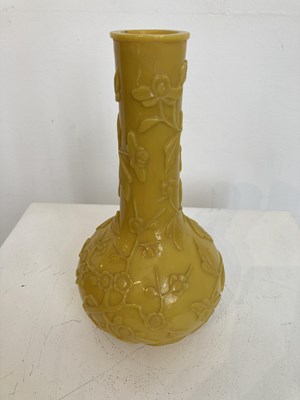 Lot 91 - A CHINESE CARVED OPAQUE LEMON-YELLOW GLASS BOTTLE VASE, LATE QING DYNASTY, 19TH CENTURY