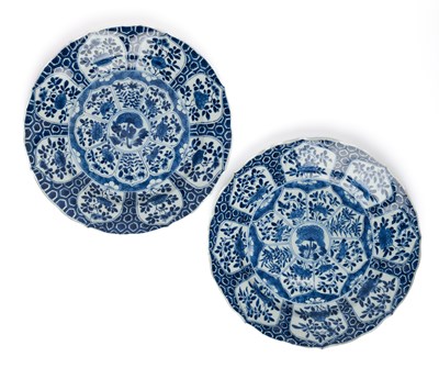 Lot 45 - A PAIR OF CHINESE EXPORT BLUE AND WHITE PLATES, QING DYNASTY, KANGXI PERIOD (1662-1722)