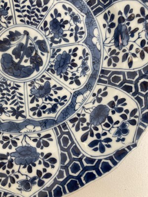 Lot 45 - A PAIR OF CHINESE EXPORT BLUE AND WHITE PLATES, QING DYNASTY, KANGXI PERIOD (1662-1722)