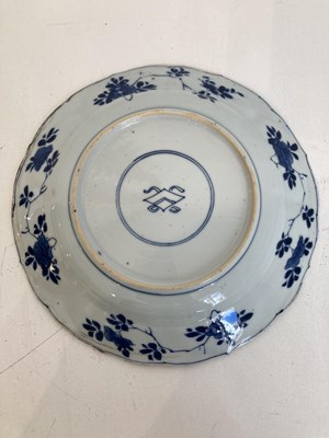 Lot 45 - A PAIR OF CHINESE EXPORT BLUE AND WHITE PLATES, QING DYNASTY, KANGXI PERIOD (1662-1722)