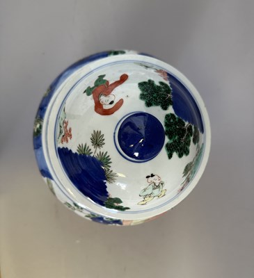 Lot 58 - A PAIR OF CHINESE TRANSITIONAL-STYLE WUCAI JARS AND COVERS