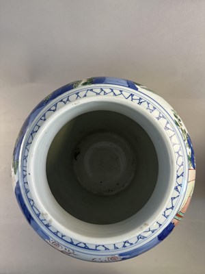 Lot 58 - A PAIR OF CHINESE TRANSITIONAL-STYLE WUCAI JARS AND COVERS
