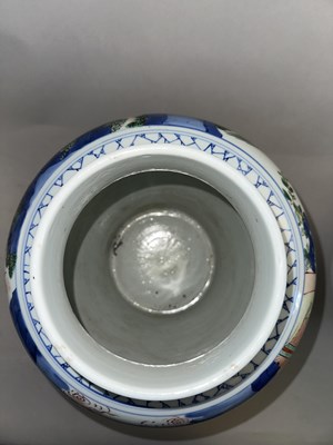 Lot 58 - A PAIR OF CHINESE TRANSITIONAL-STYLE WUCAI JARS AND COVERS