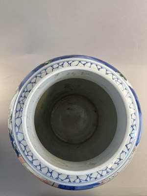 Lot 58 - A PAIR OF CHINESE TRANSITIONAL-STYLE WUCAI JARS AND COVERS