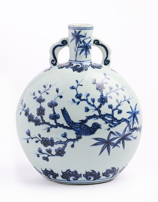 Lot 216 - A CHINESE MING-STYLE BLUE AND WHITE MOONFLASK