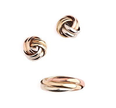 Lot 403 - GOLD 'RUSSIAN' WEDDING BAND AND A PAIR OF KNOT EAR STUDS