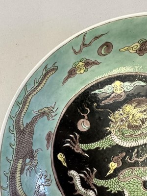 Lot 16 - A CHINESE FAMILLE-NOIR 'DRAGON' DISH, KANGXI PERIOD (1662-1722)