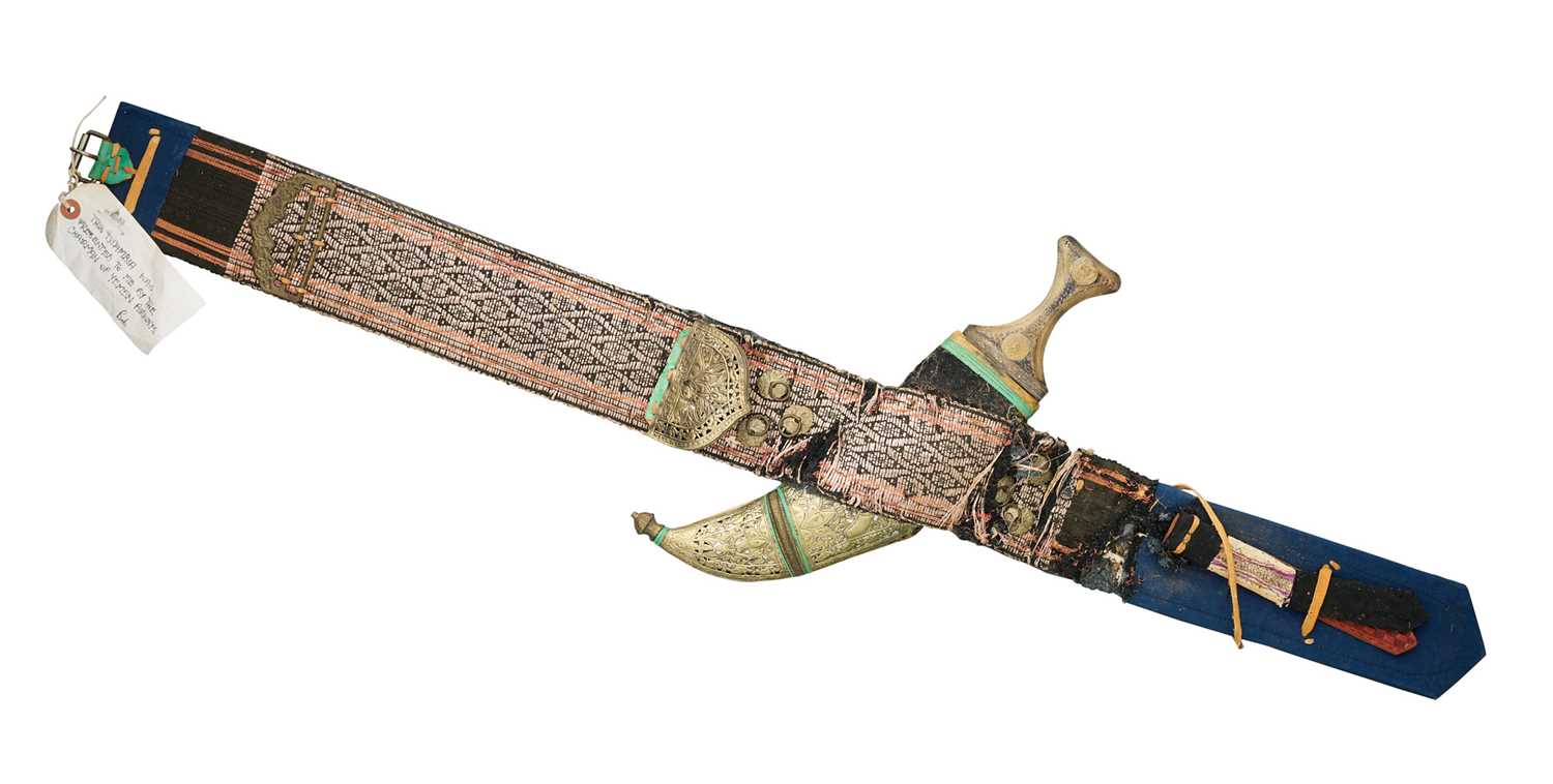 Lot 561 - □ AN ARAB JAMBIYA, 20TH CENTURY