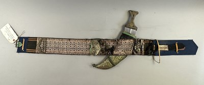 Lot 561 - □ AN ARAB JAMBIYA, 20TH CENTURY