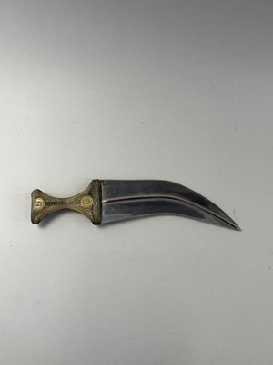 Lot 561 - □ AN ARAB JAMBIYA, 20TH CENTURY