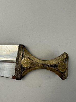 Lot 561 - □ AN ARAB JAMBIYA, 20TH CENTURY