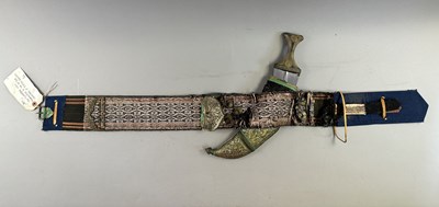 Lot 561 - □ AN ARAB JAMBIYA, 20TH CENTURY