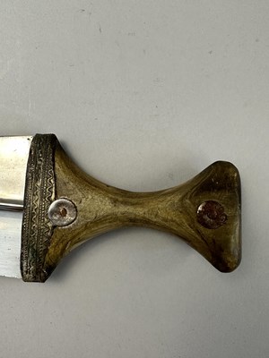 Lot 561 - □ AN ARAB JAMBIYA, 20TH CENTURY