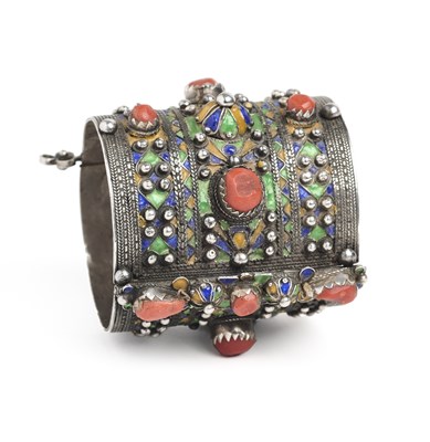 Lot 80 - AN ENAMELLED AND INLAID SILVER BRACELET, PROBABLY TLEMCEN, ALGERIA, 19TH CENTURY