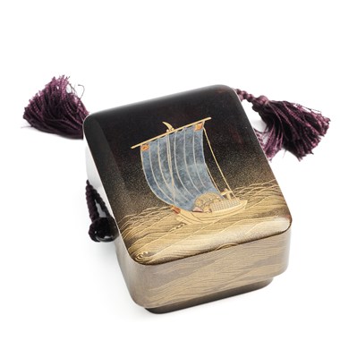 Lot 204 - A SMALL LACQUER INCENSE CASE, KOGO, FOR THE TEA CEREMONY, MEIJI PERIOD (1868-1912)