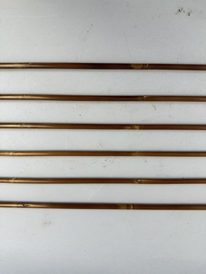 Lot 3 - A JAPANESE BOW (YUMI), BOW-STRING REEL, SIX ARROWS AND QUIVER (YADZUTSU), LATE EDO PERIOD, 19TH CENTURY/EARLY 20TH CENTURY