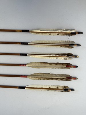 Lot 3 - A JAPANESE BOW (YUMI), BOW-STRING REEL, SIX ARROWS AND QUIVER (YADZUTSU), LATE EDO PERIOD, 19TH CENTURY/EARLY 20TH CENTURY
