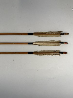 Lot 5 - A JAPANESE BOW (YUMI), BOW-STRING REEL, THREE ARROWS AND QUIVER (YADZUTSU), LATE EDO PERIOD, 19TH CENTURY/EARLY 20TH CENTURY