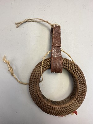 Lot 5 - A JAPANESE BOW (YUMI), BOW-STRING REEL, THREE ARROWS AND QUIVER (YADZUTSU), LATE EDO PERIOD, 19TH CENTURY/EARLY 20TH CENTURY