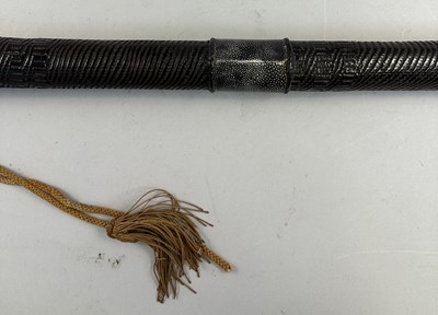 Lot 5 - A JAPANESE BOW (YUMI), BOW-STRING REEL, THREE ARROWS AND QUIVER (YADZUTSU), LATE EDO PERIOD, 19TH CENTURY/EARLY 20TH CENTURY