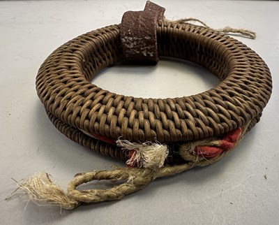 Lot 5 - A JAPANESE BOW (YUMI), BOW-STRING REEL, THREE ARROWS AND QUIVER (YADZUTSU), LATE EDO PERIOD, 19TH CENTURY/EARLY 20TH CENTURY