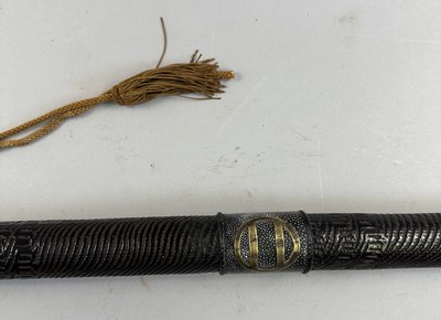 Lot 5 - A JAPANESE BOW (YUMI), BOW-STRING REEL, THREE ARROWS AND QUIVER (YADZUTSU), LATE EDO PERIOD, 19TH CENTURY/EARLY 20TH CENTURY
