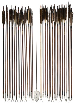 Lot 7 - A JAPANESE PIERCED ARROWHEAD AND TWENTY-TWO FURTHER ARROWS