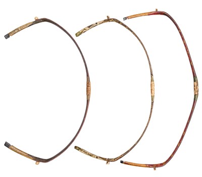 Lot 21 - THREE CHINESE COMPOSITE BOWS, QING DYNASTY, 19TH/20TH CENTURY