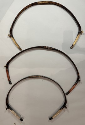 Lot 23 - THREE CHINESE COMPOSITE BOWS, QING DYNASTY, 19TH/20TH CENTURY