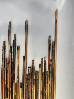 Lot 362 - A LARGE QUANITY OF AFRICAN AND INDIAN ARROWS, 19TH/20TH CENTURY