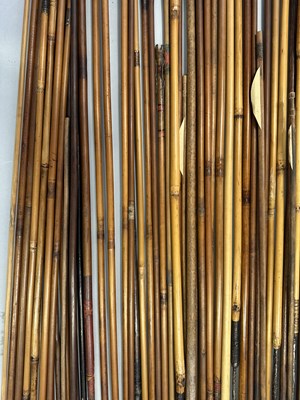 Lot 362 - A LARGE QUANITY OF AFRICAN AND INDIAN ARROWS, 19TH/20TH CENTURY