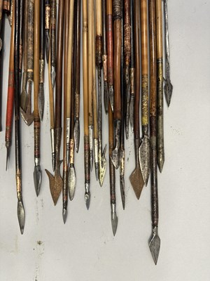 Lot 362 - A LARGE QUANITY OF AFRICAN AND INDIAN ARROWS, 19TH/20TH CENTURY