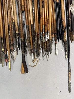 Lot 362 - A LARGE QUANITY OF AFRICAN AND INDIAN ARROWS, 19TH/20TH CENTURY