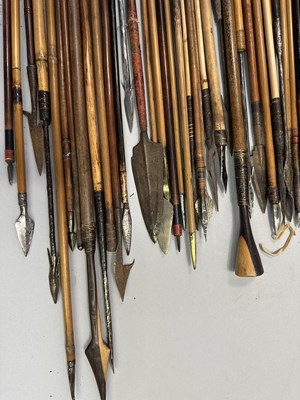 Lot 362 - A LARGE QUANITY OF AFRICAN AND INDIAN ARROWS, 19TH/20TH CENTURY