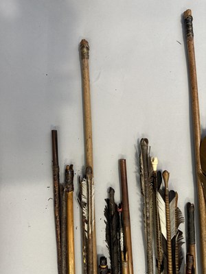 Lot 362 - A LARGE QUANITY OF AFRICAN AND INDIAN ARROWS, 19TH/20TH CENTURY