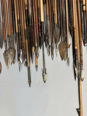 Lot 362 - A LARGE QUANITY OF AFRICAN AND INDIAN ARROWS, 19TH/20TH CENTURY