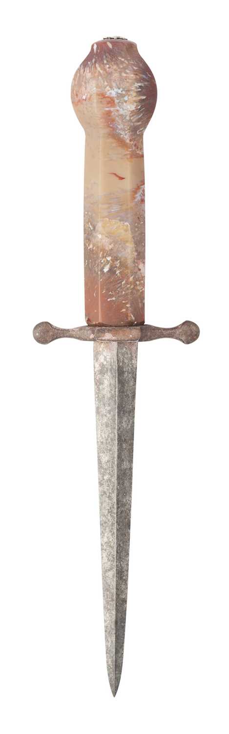 Lot 577 - AN AGATE-HILTED DIRK, 19TH CENTURY