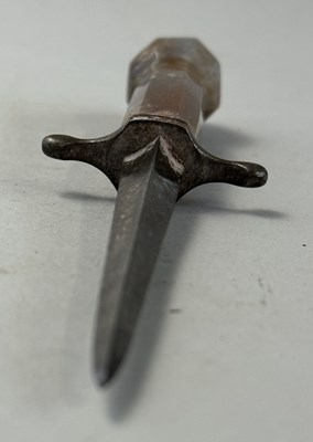 Lot 577 - AN AGATE-HILTED DIRK, 19TH CENTURY