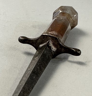 Lot 577 - AN AGATE-HILTED DIRK, 19TH CENTURY