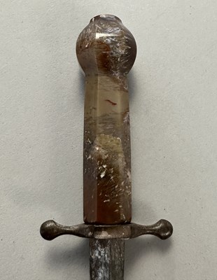 Lot 577 - AN AGATE-HILTED DIRK, 19TH CENTURY
