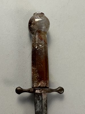 Lot 577 - AN AGATE-HILTED DIRK, 19TH CENTURY
