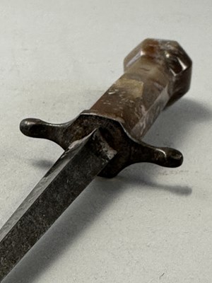 Lot 577 - AN AGATE-HILTED DIRK, 19TH CENTURY