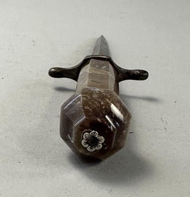 Lot 577 - AN AGATE-HILTED DIRK, 19TH CENTURY