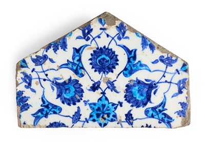 Lot 117 - AN IZNIK HEXAGONAL TILE FRAGMENT, OTTOMAN ANATOLIA, 1530-1540