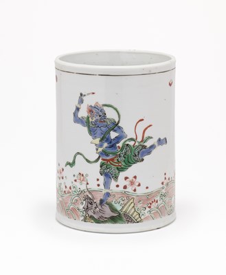 Lot 50 - A CHINESE FAMILLE-VERTE 'DAOIST IMMORTAL' BRUSHPOT, QING DYNASTY