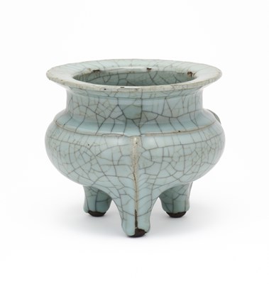 Lot 56 - A CHINESE SONG-STYLE 'GE-TYPE' TRIPOD CENSER, QING DYNASTY