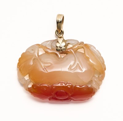 Lot 85 - A CHINESE AGATE ‘DOUBLE PEACH’ PENDANT, QING DYNASTY, 19TH CENTURY