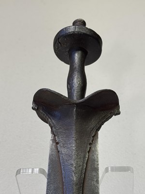 Lot 324 - A RARE SOUTH INDIAN SWORD (KHANDA), 17TH CENTURY